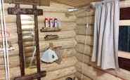 Бревенчатая домашняя русская баня на дровах